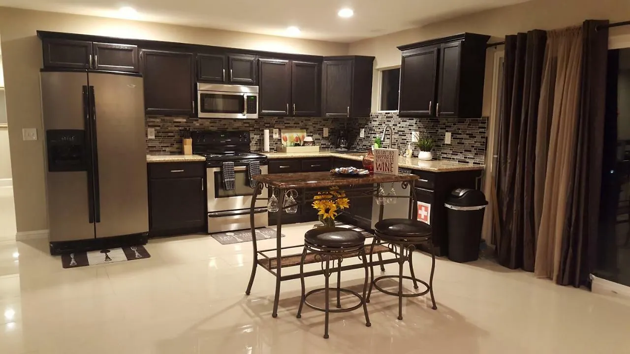 Beautiful 3 Bed/2 Bath Cozy Get Away Home Las Vegas