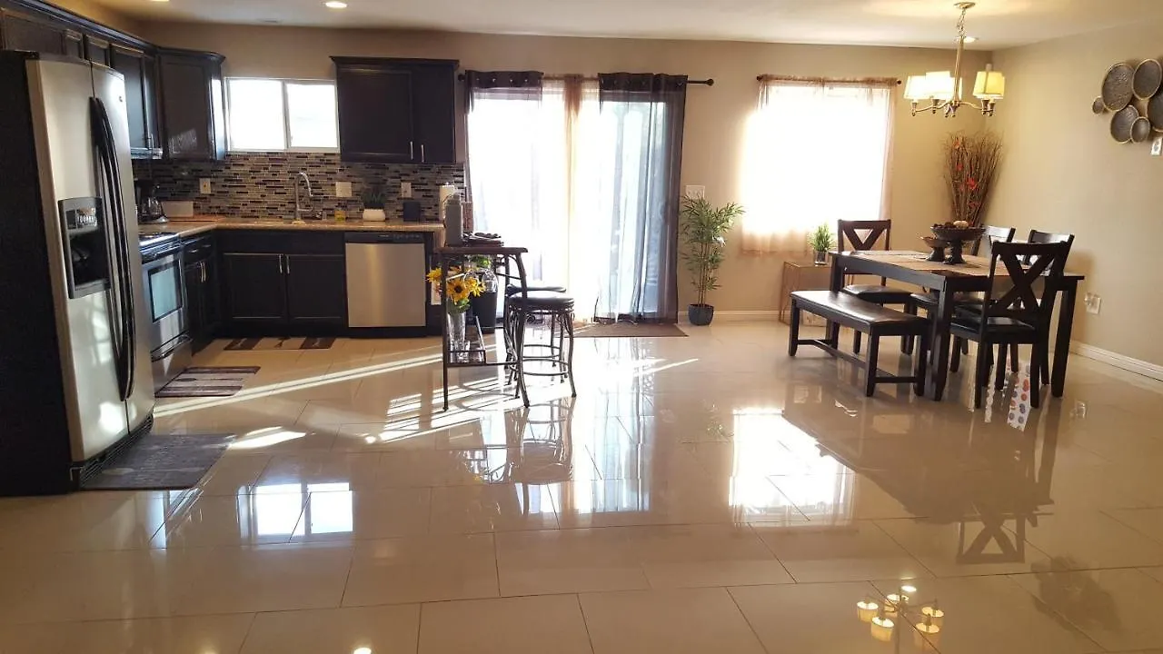 Beautiful 3 Bed/2 Bath Cozy Get Away Home Las Vegas