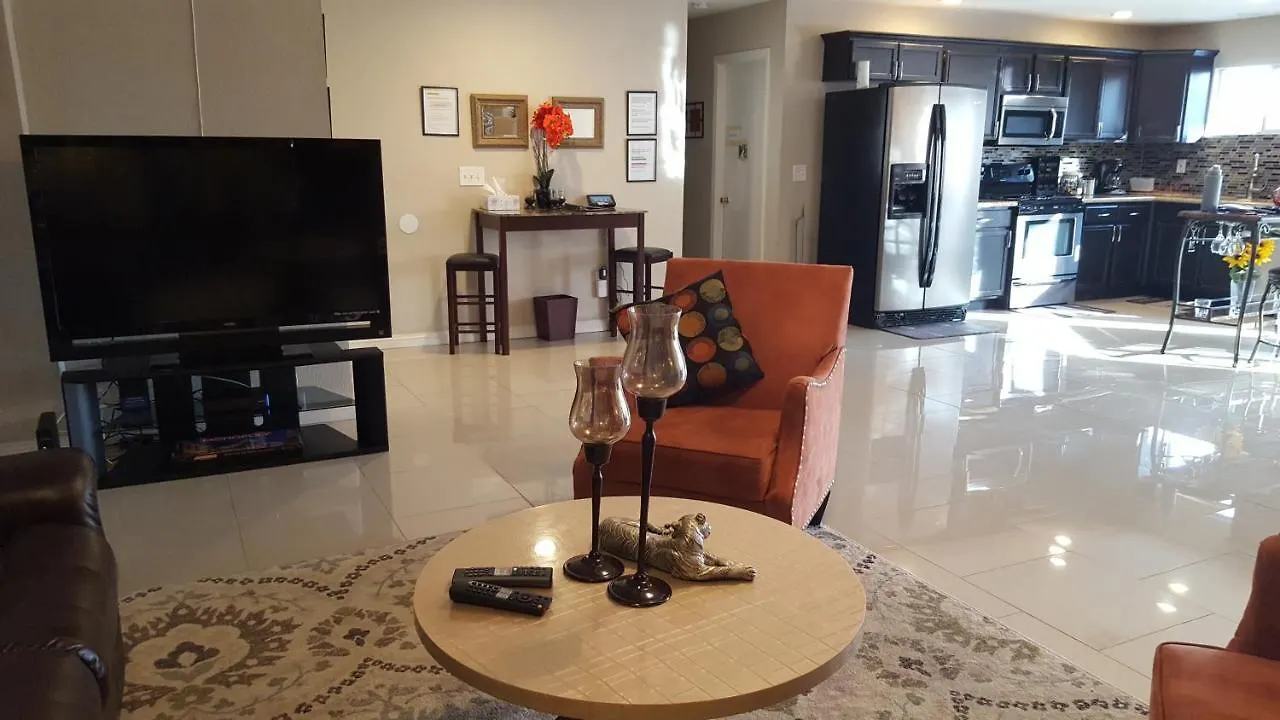Beautiful 3 Bed/2 Bath Cozy Get Away Home Las Vegas